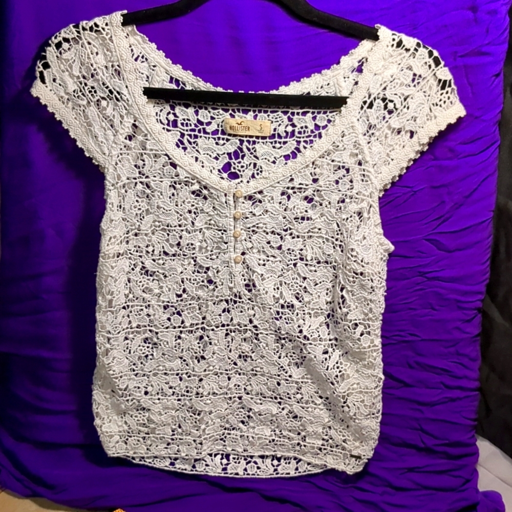 Hollister woman's Crochet floral lace top. Off white. Size Small.